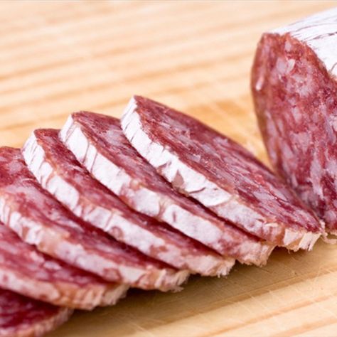 Make Venison Salami Deli Slicer, Curing Meat, Meat Curing, Salami Recipes, Sausage Making Recipes, Home Made Sausage, Homemade Sausage Recipes, Deer Recipes, Sausage Making