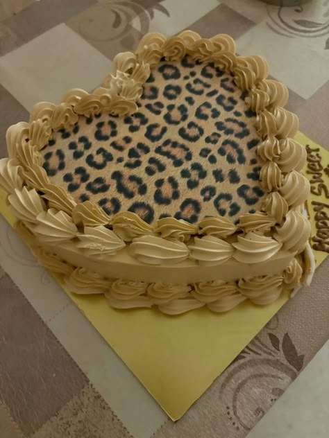 Glamour Cake Birthday, Cheetah Print Themed Birthday Party, Leopard Cake Birthday, Leopard Print Cakes Ideas, Cheetah Print Birthday Cake, Leopard Birthday Party Ideas, Leopard Print Birthday Cake, Cheetah Print Cake, Ways To Celebrate Your Birthday