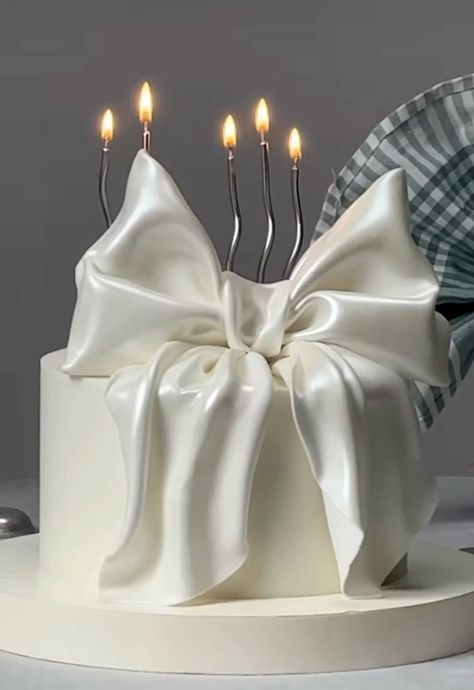 Luxury Birthday Cake Aesthetic, Aesthetic Bow Cake, Birthday Cake With Bow, 19 Birthday Ideas Cake, White Bow Cake, 19 Birthday Cake Aesthetic, Bow Birthday Cake, Bow Cake, Cake For Boyfriend