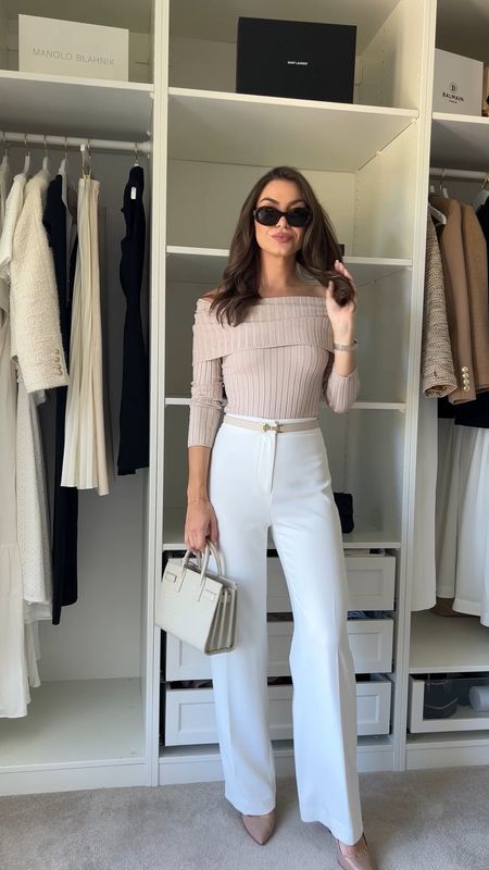 Coats For Women 2023, Off Shoulder Knit Top, Elegante Outfits, Celine Sunglasses, Turtle Neck Jumper, Elegantes Outfit, Weekend Outfit, Business Attire, Pleated Skirt