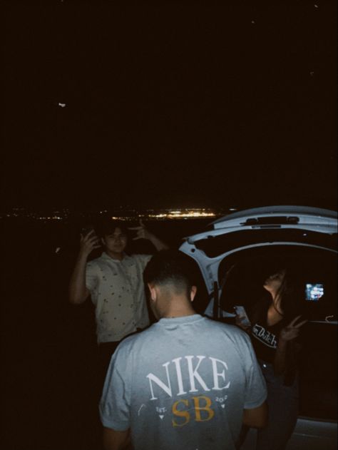 friends. night. car. boys and girl. polaroid. vintage. nike shirt. peace sign. summer. aesthetic Vintage Nike Shirt, Boy And Girl Friendship, Attitude Bio For Instagram, Anime Rapper, Car Poses, Boys Night, Friends Night, Fake Acc, Girl Friendship