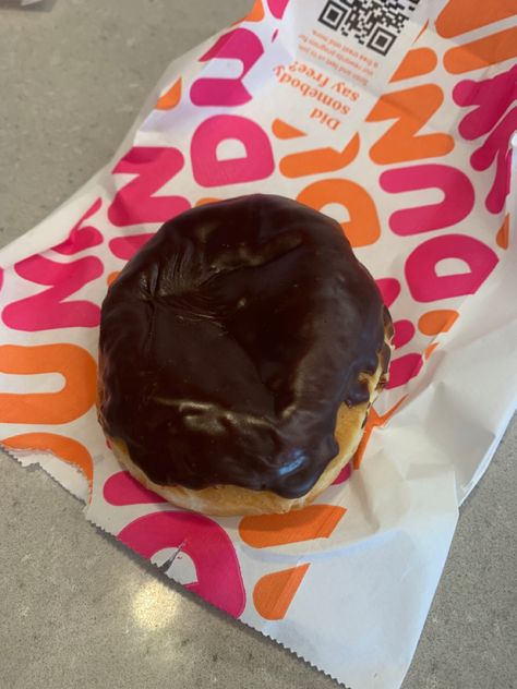 Dunkin food to try Dunkin’ Donuts 🍩 Donut Aesthetic, Fudge Cupcakes, Chocolate Fudge Cupcakes, Boston Cream Donut, Cream Donut, Scary Food, Boston Cream, Pretty Dessert, Delicious Donuts