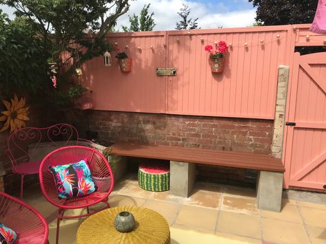 Pink Fence Garden, Colourful Garden Fence, Coloured Garden Fence, Pink Garden Fence, Painted Fence Ideas Colour, Colourful Garden Ideas, Painted Garden Wall, Painted Garden Fence, Garden Fence Colours