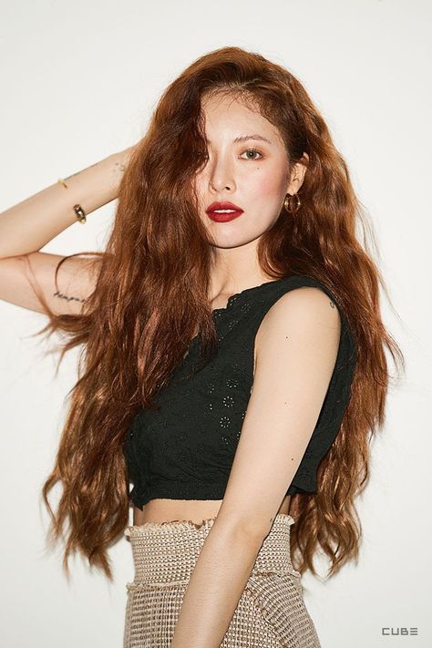 6 Female Idols Who Slay With Luxurious Curly Hair - Koreaboo Hyuna Icons, Uee After School, College Pics, Seungyeon Kara, Hyuna Fashion, Hyuna And Edawn, Oppa Gangnam Style, Hyuna Kim, Devon Aoki