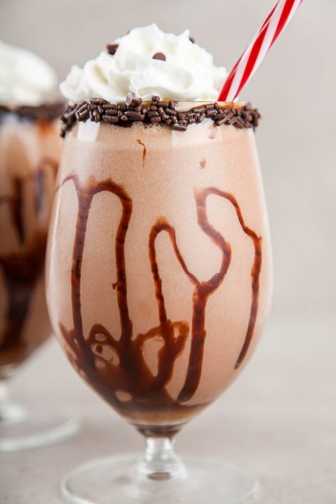 Mud Slides Drink Recipe, Christmas Mudslide Drink, Holiday Baileys Drink, Drinks With Chocolate Liquor, Chocolate Mixed Drinks, Creamy Alcoholic Drinks, Chocolate Liquor Drinks, Chocolate Alcoholic Drinks, Mud Slide Drink Recipe