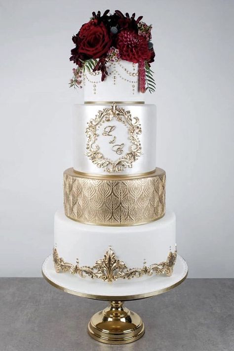 Gold And Red Wedding Cake, Wedding Cakes Modern Elegant, Maroon Gold Wedding, Gold And Red Wedding, Baroque Cake, Red Rose Cake, Rose Cake Topper, Cake Stand Gold, Red Wedding Cake