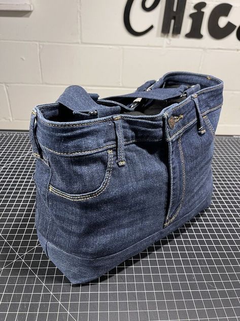 Denim Tote Bag Diy Old Jeans, Jean Pocket Purse, Jeans Bag Diy, Diy Jeans Bag Tutorial, Bag Upcycle, Denim Recycling, Denim Sewing, Pocket Ideas, Denim Recycle