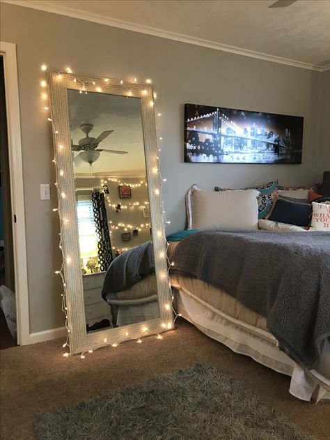 Decoração para espelho College Bedroom Apartment, Teenage Room Decor, Zimmer Diy, Couple Room, Dorm Room Inspiration, Dekorasi Kamar Tidur, Small Living Room Decor, Teen Room Decor, Teen Bedroom Decor