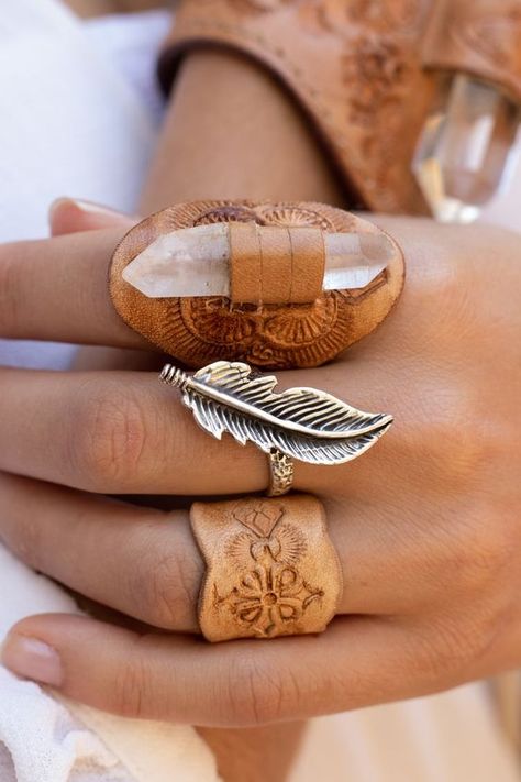 Diy Leather Projects, Leather Jewellery, Feather Ring, Leather Diy Crafts, Leather Ring, Leather Art, Hippie Jewelry, Leather Projects, Diy Schmuck