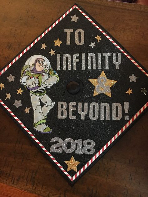 Graduation cap buzz light year, toy story  ★·.·´¯`·.·★ follow @motivation2study for daily inspiration Graduation Cap Toy Story, Toy Story Grad Cap, Pre K Graduation Cap Ideas For Boys, Kindergarten Graduation Crafts, Graduation Cap Images, Kindergarten Graduation Gift, Teacher Graduation Cap, Disney Graduation Cap, Disney Graduation