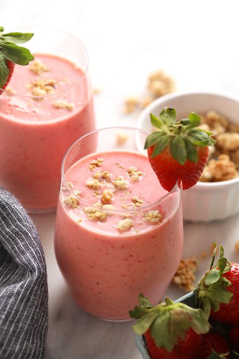 Classic Strawberry Smoothie      //    214 cal, 0g F, 45g C, 9g P Strawberry Yogurt Smoothie, Strawberry Smoothie Healthy, Best Breakfast Smoothies, Chocolate Strawberry Smoothie, Chia Seed Smoothie, Mint Smoothie, Fit Foodie Finds, Smoothie Recipes Strawberry, Peanut Butter Banana Smoothie