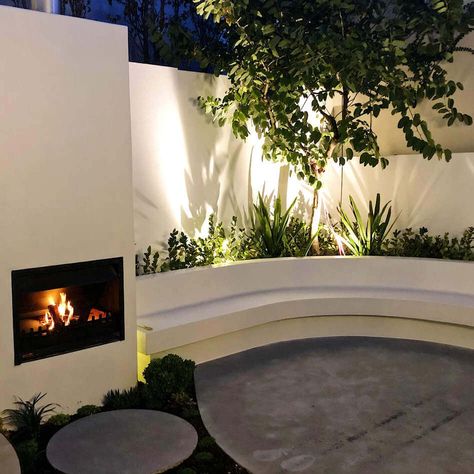 Balkon Decor, Outdoor Fireplace Designs, Courtyard Gardens Design, Garden Inspo, Pool Landscape Design, Courtyard Design, Small Courtyards, Outdoor Living Design, Backyard Inspo