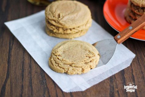 A nutty buttery flavor intertwines with bourbon and sweetly spiced brown sugar in this delicious cookie recipe. This is one you make when you want to impress. Brown Butter Bourbon, Bourbon Cookies, Butter Bourbon, Spiced Cookies, Butter Sugar Cookies, Whipped Shortbread Cookies, Food Cookies, Best Sweets, Browned Butter