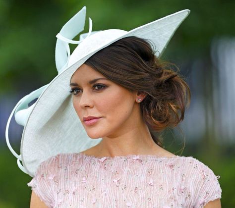 Beautiful hair bun to the side. 💚Hat. Ascot style 🏇🏆🏁 Races Hair, Hairstyles To Wear With A Hat, Chignon Hairstyle, Carnival Hairstyles, Hair With Hat, Side Chignon, Chignon Hair, Guest Hair, Mother Of The Bride Hair