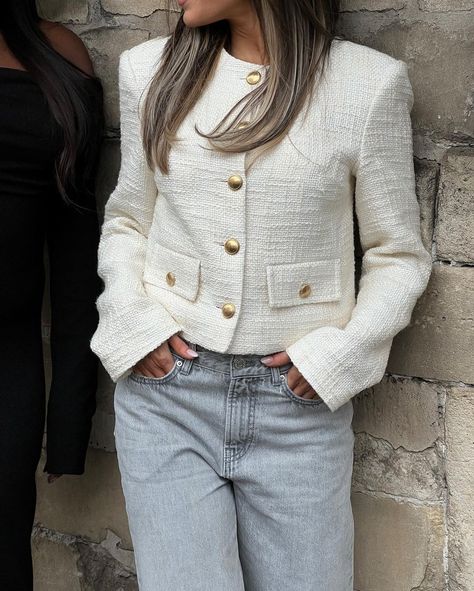 White Chanel Jacket Outfits, How To Style Tweed Blazer, Channel Outfits Women, Chanel Style Jacket Outfit, Chanel Tweed Jacket Outfit, Style Dresses Casual, Tweed Blazer Outfit, Chanel Inspired Outfit, Tweed Jacket Outfit