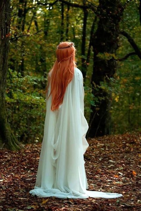 Imagenes Para Tus Novelas - Chicas de Espalda - Wattpad Era Victoria, Idee Cosplay, Long Red Hair, Fantasy Photography, Beltane, Long Red, 영감을 주는 캐릭터, Foto Inspiration, Medieval Fantasy