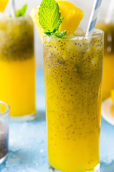 Vanilla Pineapple Chia Fresca - Stir the drink to disperse the chia seeds in the drink. Or the chia seeds float to the top. Chia Seed Juice, Chia Fresca Recipe, Chia Fresca, Chia Drink, Chia Seed Drinks, Breakfast Cocktails, Chia Seed Jam, Chia Recipe, Chia Seed Recipes