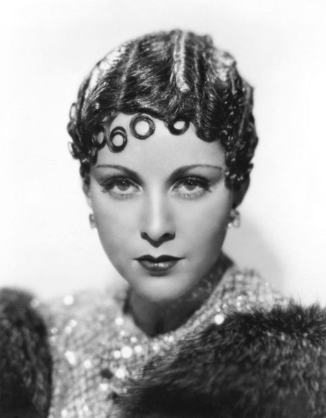 1920's The Kiss Curl--queens of vintage's Esther Ralston, 1920 Hairstyles, 1920s Womens Hairstyles, 1920 Hair, Hairstyles 1920, 20s Hair, Trendy We Fryzurach, Flapper Girls, 1920s Women