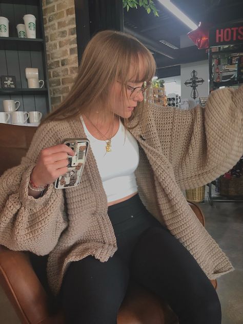 Brown Knitted Cardigan Outfit, Outfits With Oversized Cardigans, Beige Crochet Cardigan, Brown Oversized Cardigan Outfit, Cozy Coffee Shop Outfit, Comfy Coffee Shop Outfit, Brown Cardigan Outfit Winter, Thick Cardigan Outfit, Outfits With Brown Cardigan