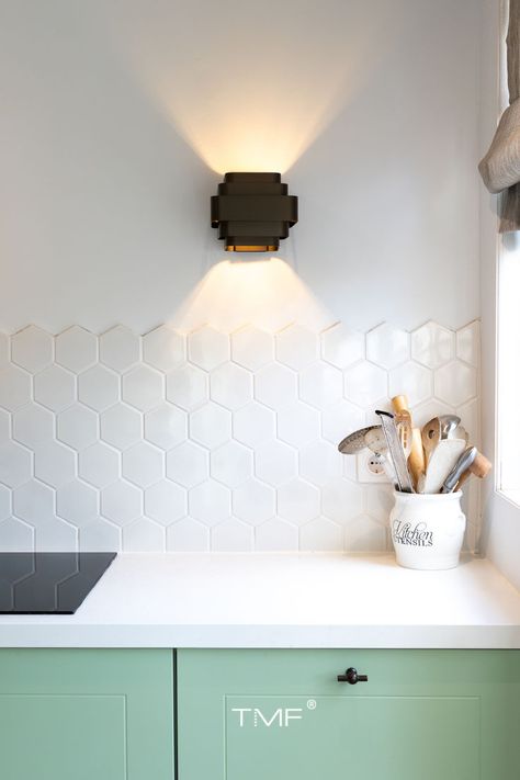 Create a beautiful kitchen backsplash with these white hexagon tiles. Transform your kitchen remodel to a white kitchen with mosaic tiles. Mosaics come in lots of different shapes and sizes and even more colours! Check our website for our full range! Product: AFH95051 Credit: Veer Interieur