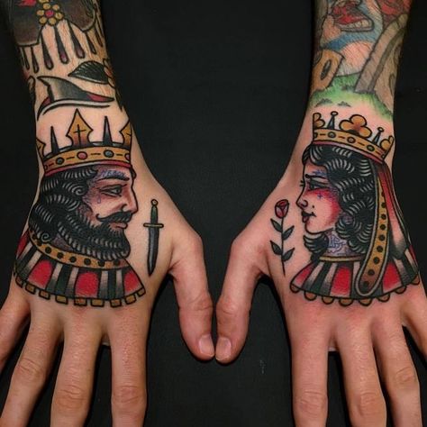 Herren Hand Tattoos, Traditional Hand Tattoo, Tato Tradisional, School Instagram, Traditional Style Tattoo, King Tattoos, Traditional Tattoo Sleeve, Queen Tattoo, Tattoo Traditional