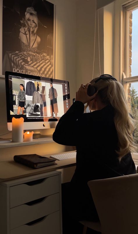 Florida Bedroom, Vogue Editor In Chief, Bounty Paper Towels, Manifesting Vision Board, Apple Imac, Aesthetic Content, Airpods Max, Education Inspiration, Luxury Girl