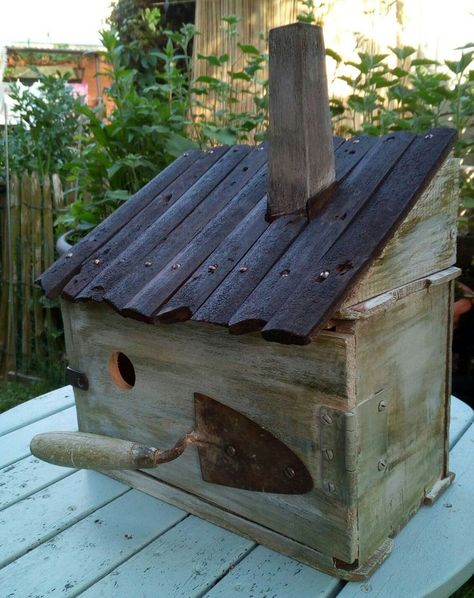 Potting Area, Bird House Plans Free, Rustic Birdhouses, Backyard Birds Sanctuary, Homemade Bird Houses, Bird Tables, Bird Houses Ideas Diy, Birdhouses Rustic, Garden Birdhouses