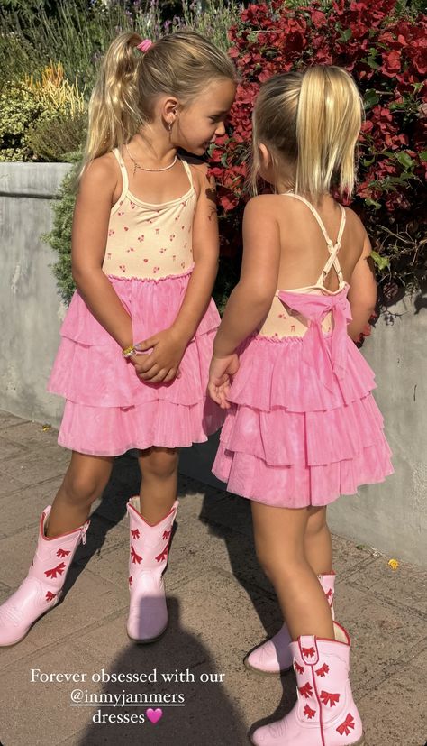 Cute Twin Outfits, Mommy Core, Emily Engstler, Fire Fashion, Twin Girl, Busby Family, Dream Future, Moms Goals, Cute Twins