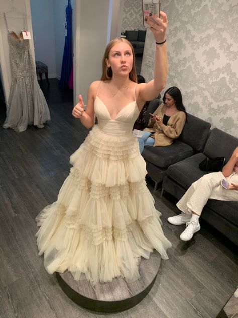 White Champagne Dress, Tiered Dress Prom, Flowy Prom Dresses Long, Grad Dresses High School, Hoco Queen, Flowy Prom Dress, Breakfast Vibes, Prom Attire, Flowy Prom Dresses