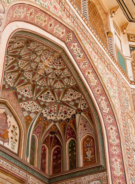 Amber Fort Jaipur Architecture, Amber Fort Jaipur, Amber Fort, South Asian Aesthetic, India Architecture, Persian Architecture, Mughal Architecture, Art Appliqué, Gianfranco Ferre