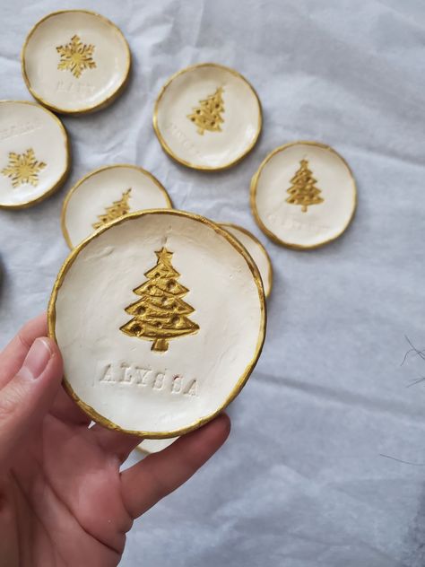 Christmas Trinkets, Ring Dishes, Easy Christmas Gifts, Christmas Plates, Knoxville Tn, Jewellery Storage, Gift Ring, Jewelry Dish, Dry Clay