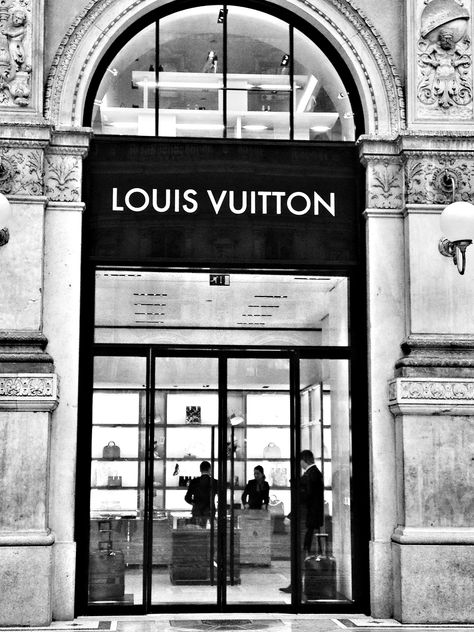 Louis Vuitton Black And White Aesthetic, Louis Vuitton Wall Decor, Bedroom Aesthetic Black And White, Louis Vuitton Decor, Louis Vuitton Poster, Louis Vuitton Black And White, Louis Vuitton Aesthetic, Louis Vuitton Background, White Aesthetic Photography