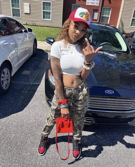 Trucker Outfit, Trucker Hat Outfit Women, Hat Outfit Women, Trucker Hat Outfit, Hat Outfit, Graphic Tee Outfits, Jordan Red, Future Wife, Outfit Women