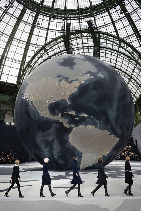 Fashion Runway Stage, Runway Stage, Fashion Communication, Moda Chanel, Interactive Exhibition, Chanel Fashion Show, Chanel Runway, Mode Chanel, Model Lifestyle