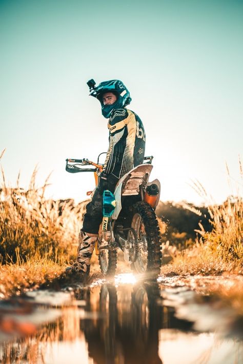 Motocross Photography, Dirt Bikes For Sale, Dirt Bikes For Kids, Bike Pictures, Bike Aesthetic, Male Senior Pictures, Bike Photoshoot, Bike Photography, Senior Pictures Boys