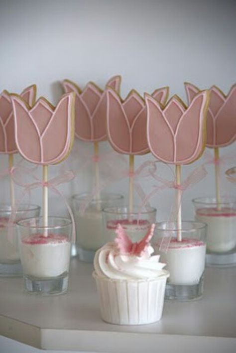 Tulip Tulip Baby Shower Theme, Cake Pops Display, Tulip Cookies, Tulip Theme, Best Cake Pops, Tulip Birthday, Cupcakes Pastel, Cupcake Arrangements, Pink Couture