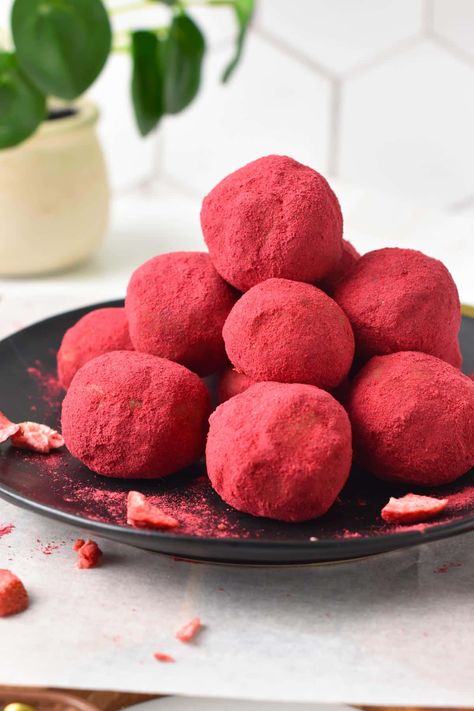 These Strawberry Protein Balls are the best fruity protein snack to fix your sweet tooth and fill you up with 6 grams of proteins per energy ball. Strawberry Protein Balls, Healthy Snack Packs, Vegan Energy Balls, Protein Granola Bars, How To Make Oats, Energy Balls Healthy, Low Calorie Protein, Protein Balls Recipes, Pea Protein Powder