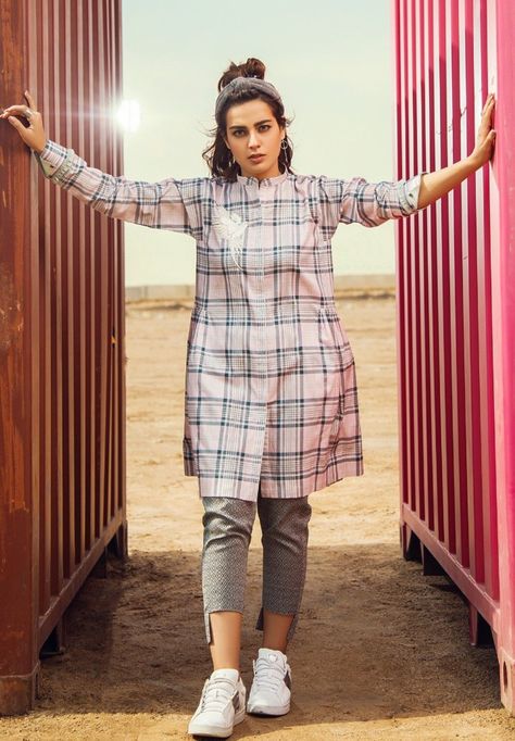 Check Print Kurti Designs, Printed Kurti Designs, College Dress, Eastern Fashion, Iqra Aziz, Simple Kurta Designs, Pakistani Fashion Casual, Gaun Fashion, Pakistani Celebrities