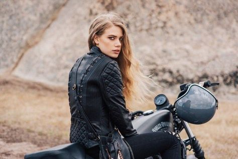 Keeping It Cool – What To Wear When Riding A Motorcycle In Summer Heat Summer Motorcycle Outfits For Women, Women Motorcycle Outfit, Womens Motorcycle Gear, Stylish Leather Jacket, Motorcycle Jeans, Motorcycle Jacket Women, Motorcycle Ride, Black Arrow, Motorcycle Leather