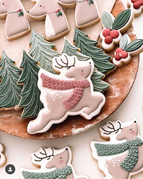 Reindeer Sugar Cookies Royal Icing, Reindeer Royal Icing Cookies, Reindeer Cookies Decorated Royal Icing, Christmas Cookie Sets Decorated, Winter Sugar Cookies Decorated, Royal Icing Christmas Cookies Ideas, Reindeer Cookies Decorated, Galletas Aesthetic, Christmas Biscotti Recipe