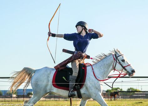 Horse Riding Archery, Hunting On Horseback, Archery On Horseback, Mounted Archery Horses, Archer Pose, Field Archery, Archery Poses, Horseback Archery, Horse Archery