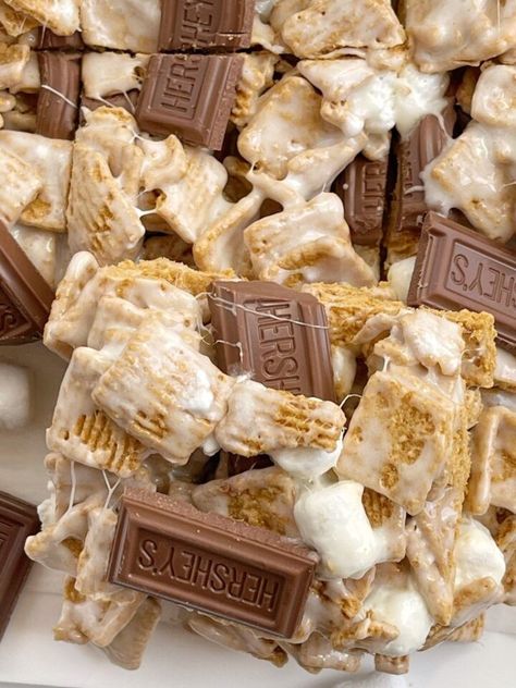 Smores Treat bars with Golden Grahams, chocolate, and marshmallows. Smores Bars Recipe Golden Grahams, Golden Graham Treats, S’mores Treats With Golden Grahams, Golden Grahams Smores Bars, Golden Graham Smores, Smore Rice Crispy Treats Golden Grahams, Indoor S’mores Golden Grahams, Smores Treats, S’more Bars Golden Grahams