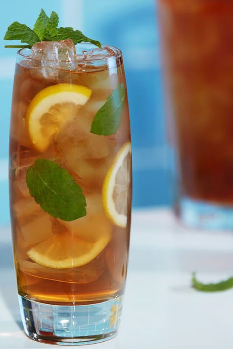 Turn the humble cuppa into a tipple worthy of a toast with a tea-infused cocktail. Whisky in tea is a perfect pairing 🥃 Whisky Cocktail Recipes, Tea Together, Iced Tea Cocktails, Sweet Tea Recipes, Green Tea Drinks, Hot Toddies Recipe, Whisky Cocktail, Whiskey Recipes, Whisky Drinks