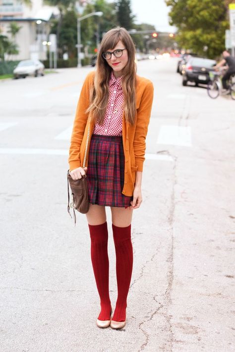 plaid, please.: Steffys Pros and Cons | A NYC Personal Style, Travel and… Nerdy Girl Outfits, Knee Socks Outfits, Geek Chic Outfits, Nerdy Style, Librarian Style, Geek Chic Fashion, Nerd Outfits, Estilo Hipster, Hipster Chic