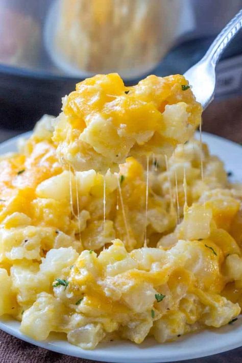 Crockpot Cheesy Potatoes, Crockpot Potatoes, Potatoes Crockpot, Potato Recipes Crockpot, Cheesy Potatoes Crock Pot, Cheesy Potatoes Recipe, Crock Pot Potatoes, Cheesy Potato Casserole, Cheesy Potatoes