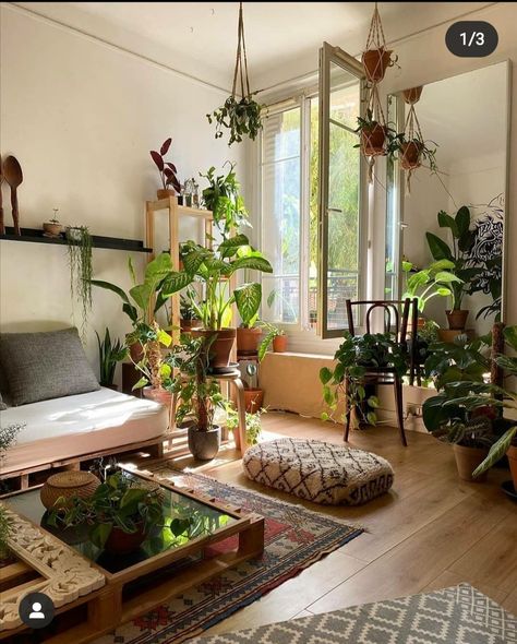 Manifesting Apartment, Free Decorating Ideas, Apartamento New York, Modern Mansion Interior, Living Room Plants Decor, Mansion Interior Design, Plant Apartment, Warehouse Living, High Ceiling Living Room