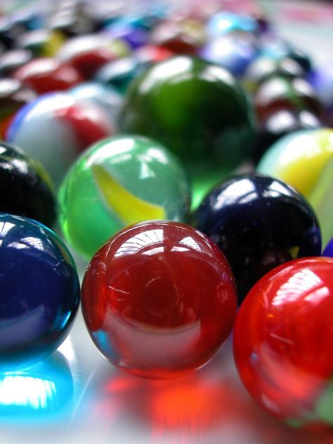 Show children how marbles were made in Colonial times. Cracked Marbles, How To Make Water, Marble Maze, Marbles Crafts, Marble Jewelry, Colonial Times, Antique Vase, Glass Marbles, Arte Popular