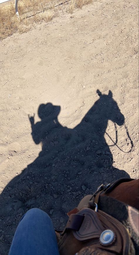 Barrel Racing Aesthetic, Foto Cowgirl, Cowgirl Pictures, Cowboy Aesthetic, Country Summer, Mexico Culture, Rodeo Life, Western Life, Cowgirl Aesthetic