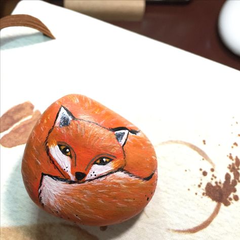 Fox Painted Rock, Rocks Painting, Diy Rag Dolls, Group Crafts, Stone Art Painting, Craft Stalls, Rock Painting Ideas Easy, Pet Rocks, Rock Painting Art