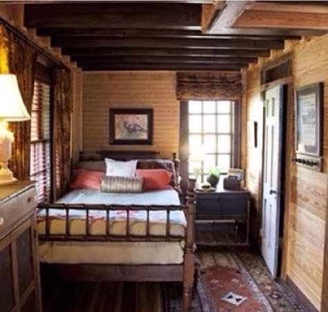 Cozy Spaces Cozy Small Bedrooms, Cabin Bedroom, Cabin Interiors, Cabin Living, Room Deco, Small Cabin, Spare Bedroom, Cabins And Cottages, Rustic Cabin